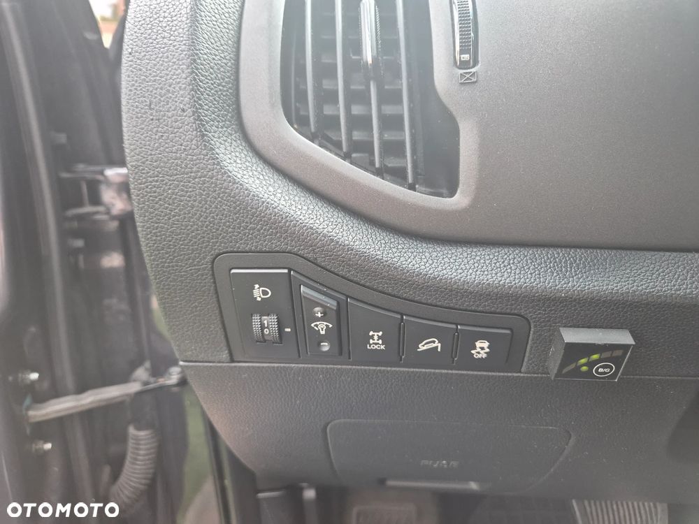 Kia Sportage 2.0 L - 8