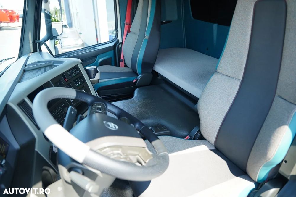 Volvo FM 370 / SOLO / CORTINĂ - 9,1 M / 6X2 / DHOLLANDIA LIFT - 2.000 KG / PODEA REZISTENTĂ / AER CONDIȚIONAT PARCARE / I-SHIFT / EURO 6 - 28