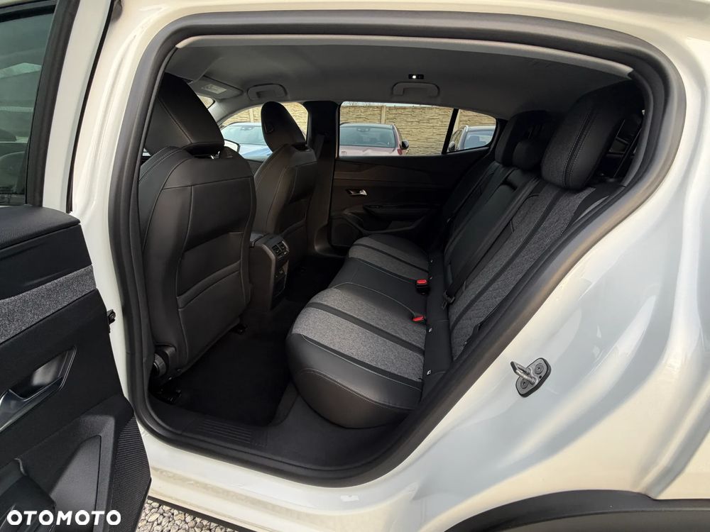 Peugeot 408 PureTech 130 EAT8 Allure - 32