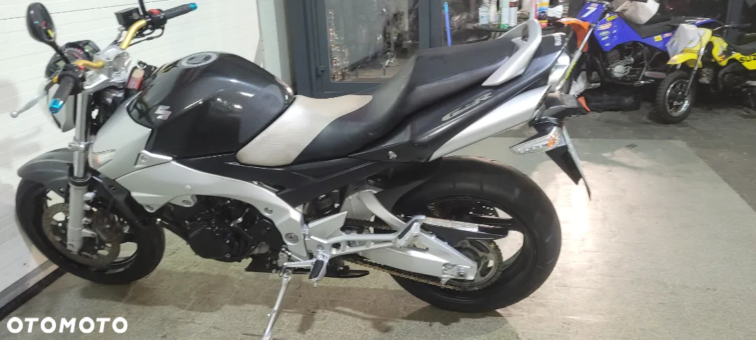Suzuki GSR - 18