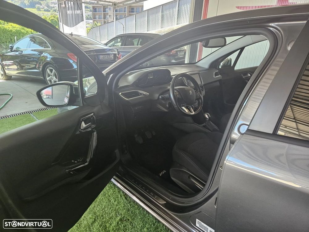 Peugeot 208 1.2 PureTech Signature - 11