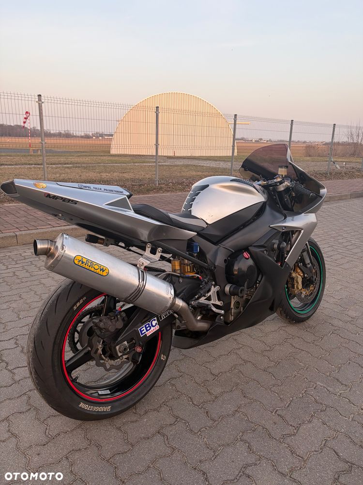 Yamaha R1 - 4