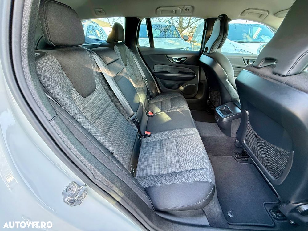 Volvo V60 B4 MHEV AT8 FWD Momentum Pro - 15