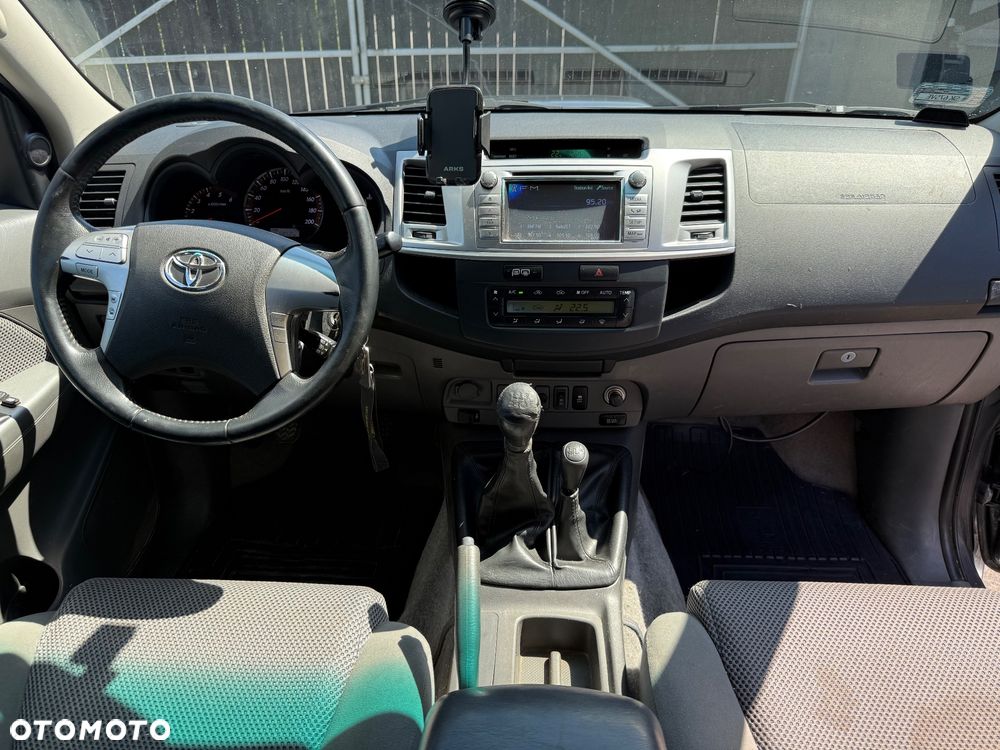 Toyota Hilux 3.0 D-4D SR5 - 28