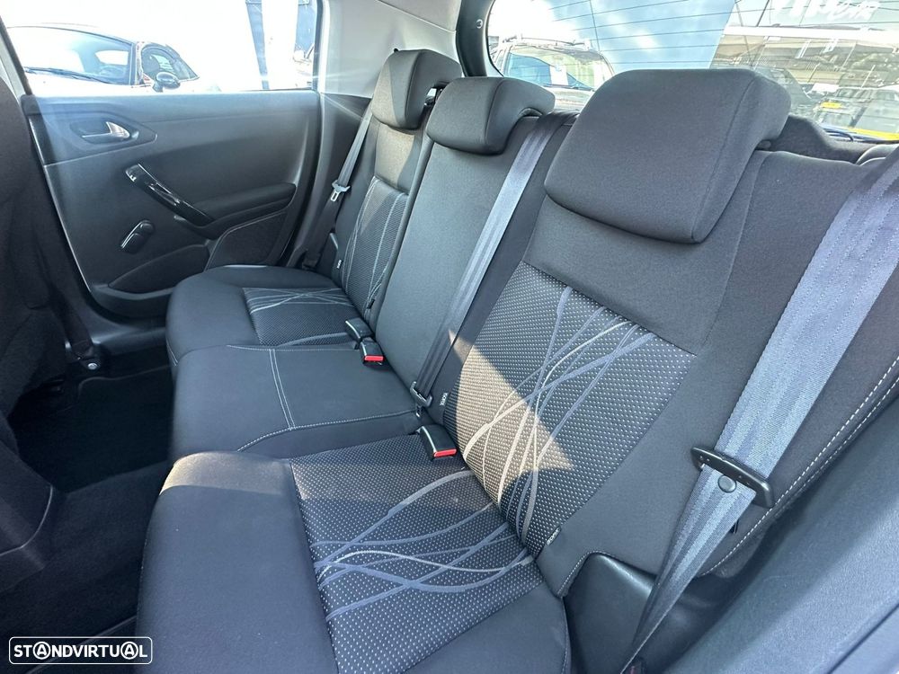 Peugeot 208 1.2 PureTech Allure EAT6 - 14
