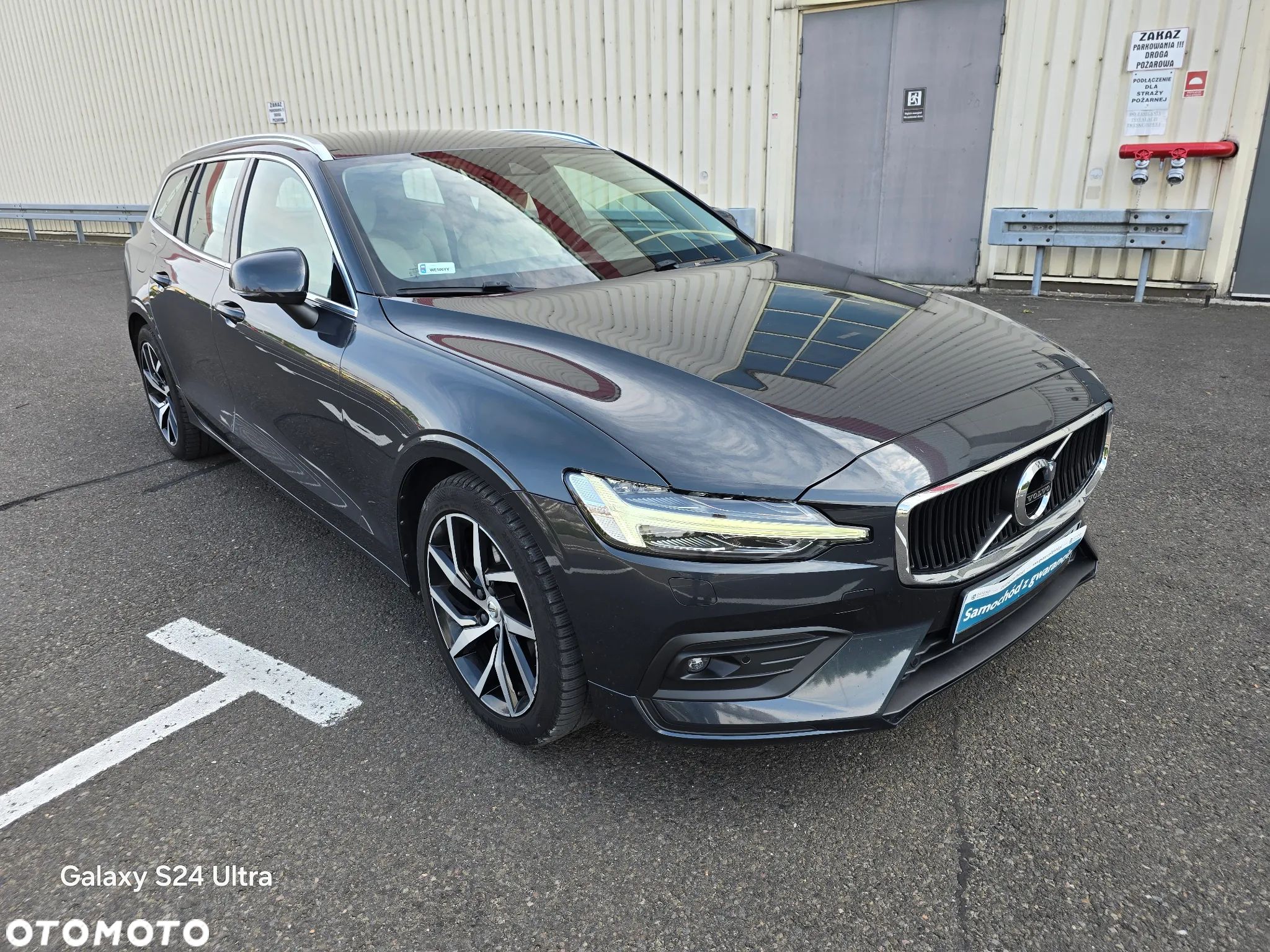 Volvo V60 T4 Momentum Pro - 1