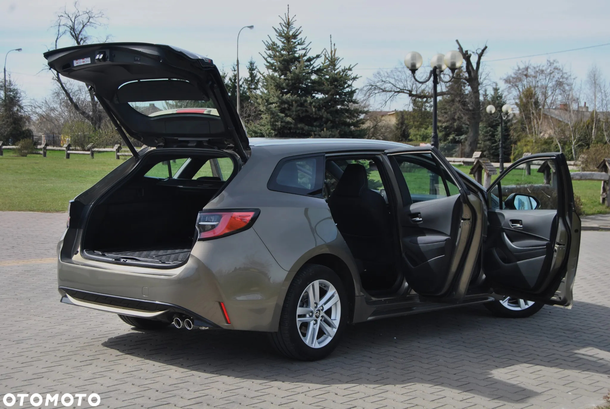 Toyota Corolla 2.0 Hybrid Touring Sports Business Edition - 24