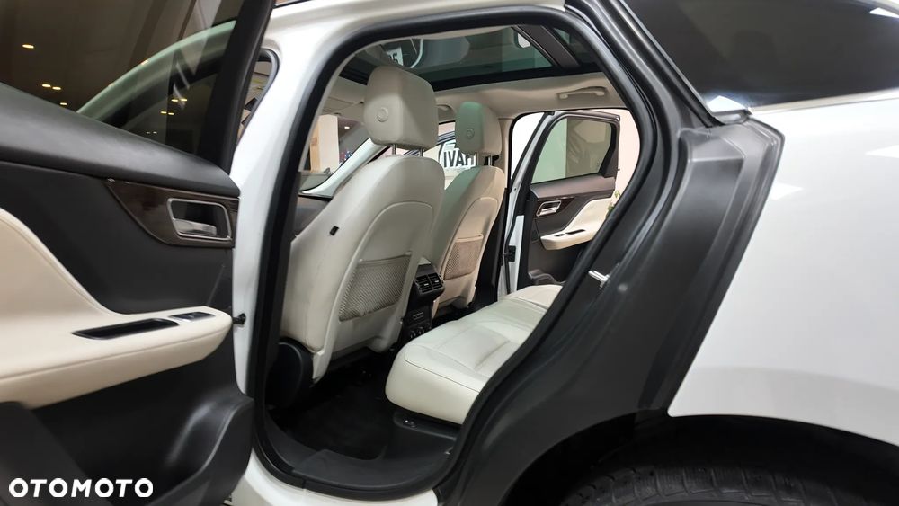 Jaguar F-Pace 2.0 i4D AWD Prestige - 29