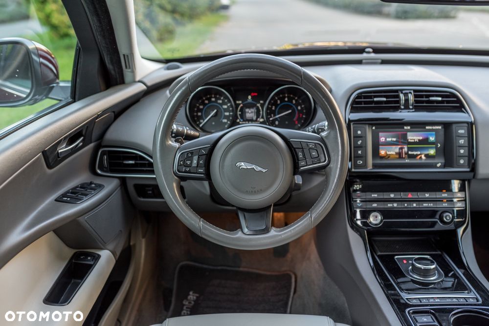 Jaguar XE 2.0 T Prestige - 21
