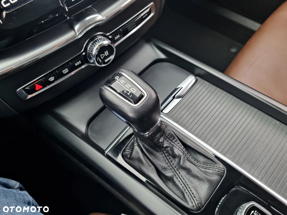 Volvo XC 60 D4 Momentum Pro - 24