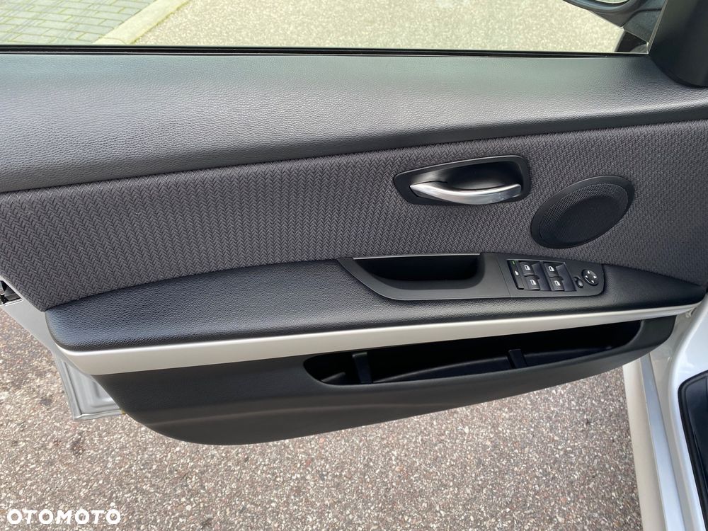 BMW Seria 3 320d DPF Touring - 13