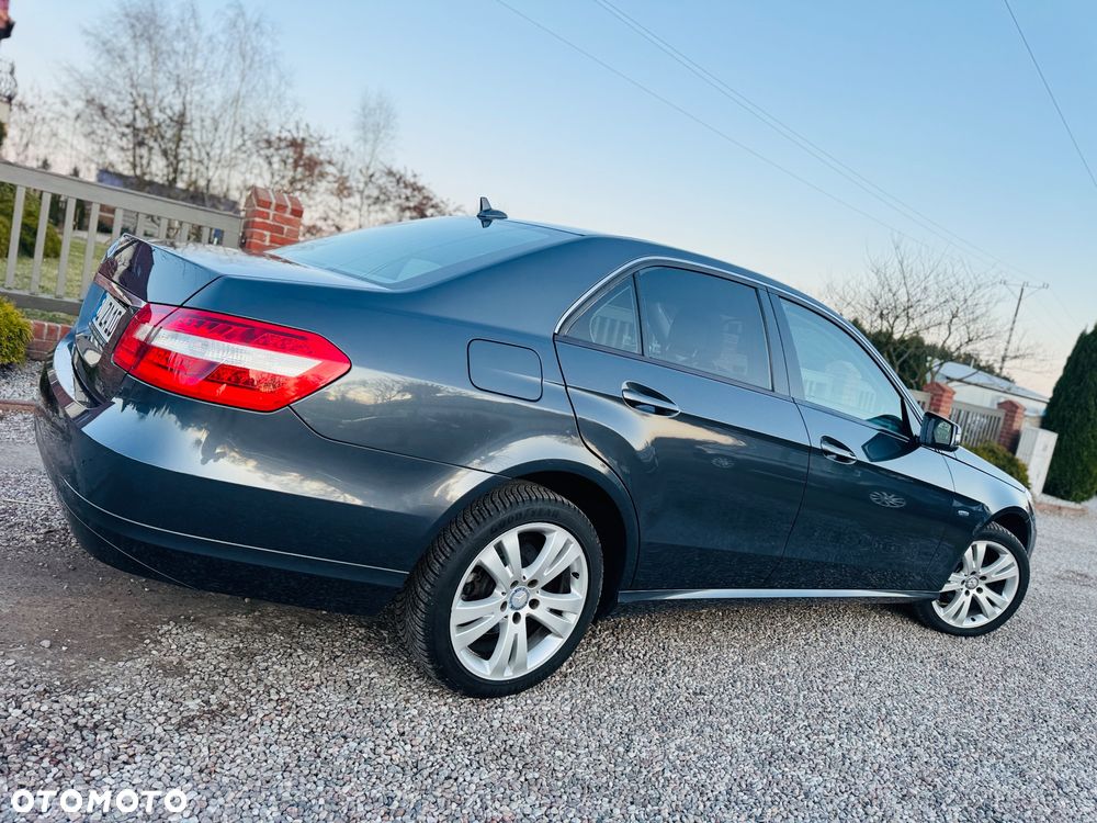 Mercedes-Benz Klasa E 200 BlueEFFICIENCY 7G-TRONIC Elegance - 28
