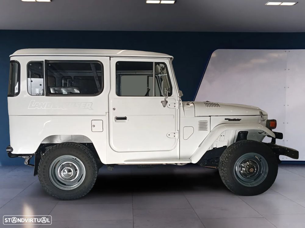 Toyota Land Cruiser - 4