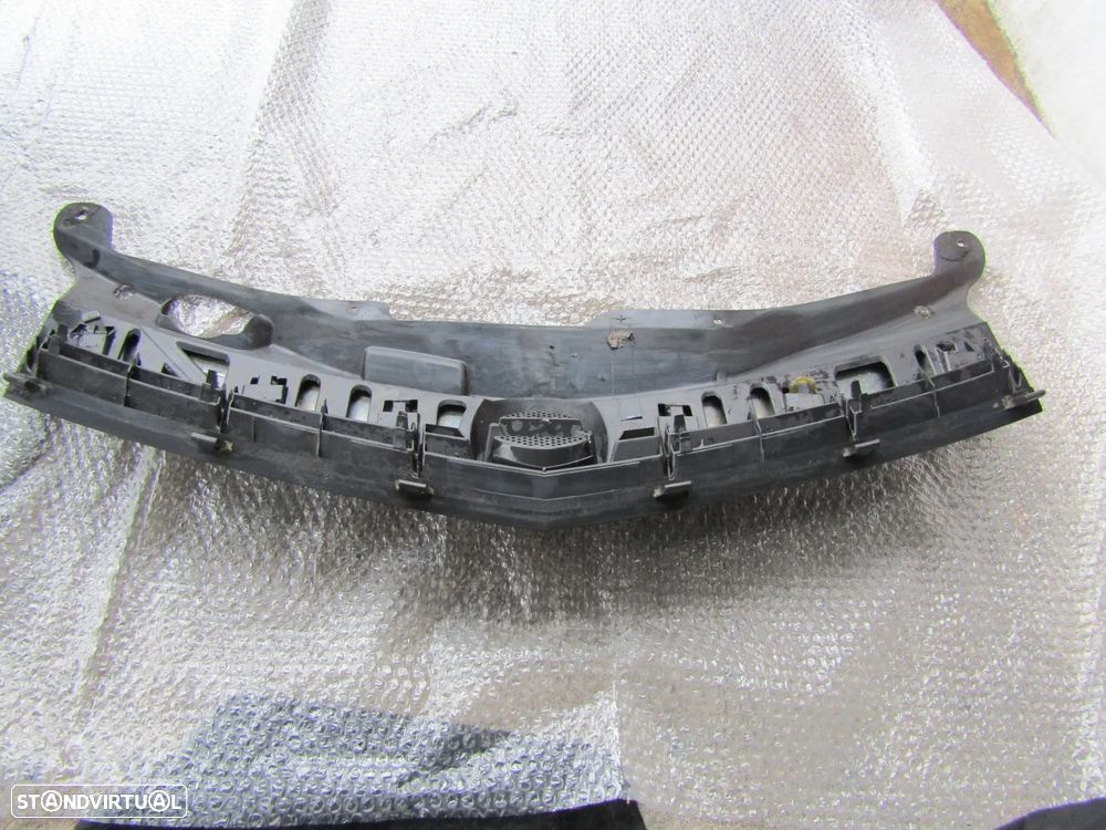 Grelha central Opel Astra GTC ano 2005  em bom estado - 7