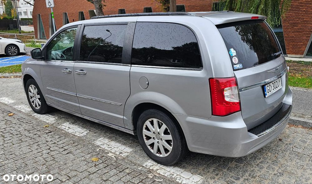 Chrysler Town & Country - 3