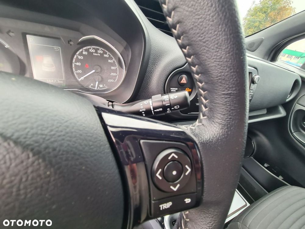 Toyota Yaris Hybrid 100 Premium - 26