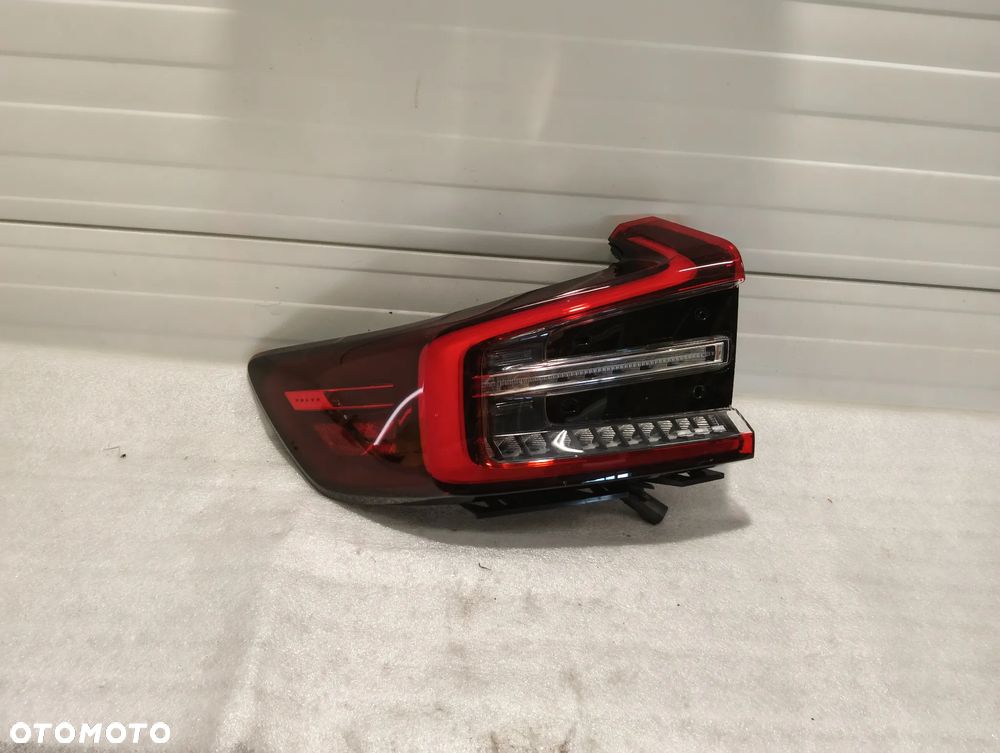 Volvo C40 LAMPA TYLNA STRONA LEWA 32365666 - 1