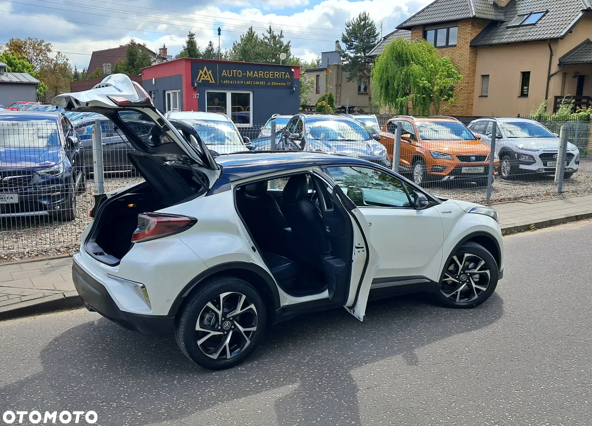 Toyota C-HR 1.8 Hybrid Neon Lime powered by JBL - 37