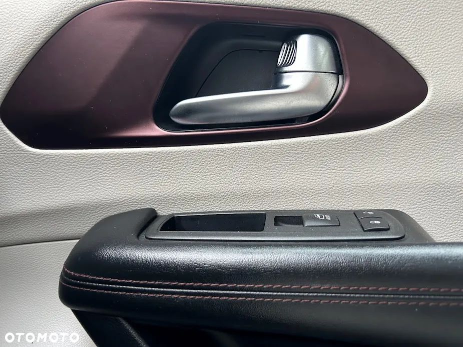 Chrysler Pacifica - 11