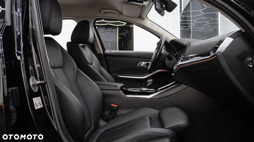 BMW Seria 3 320i - 16