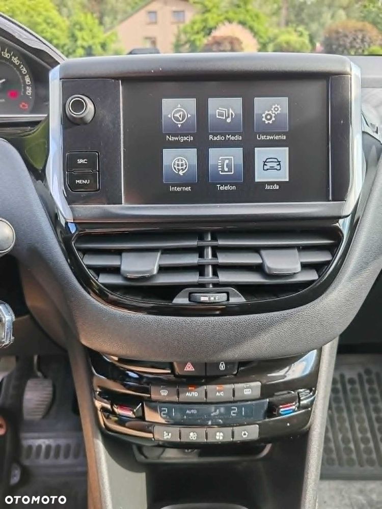Peugeot 208 - 8