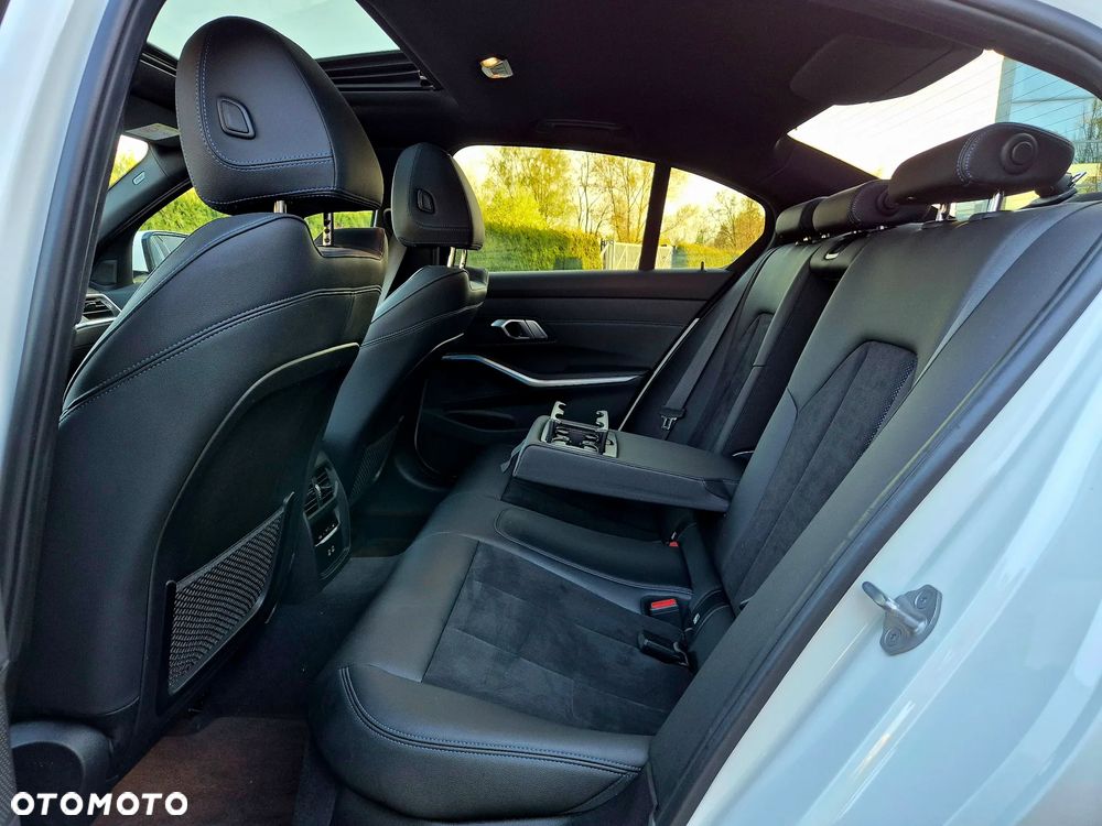 BMW Seria 3 330e M Sport - 29