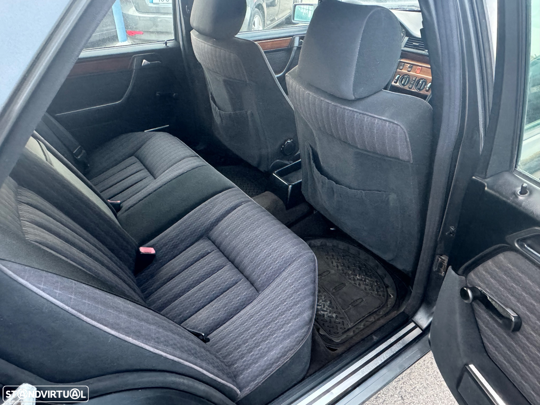 Mercedes-Benz 250 D Turbo - 30