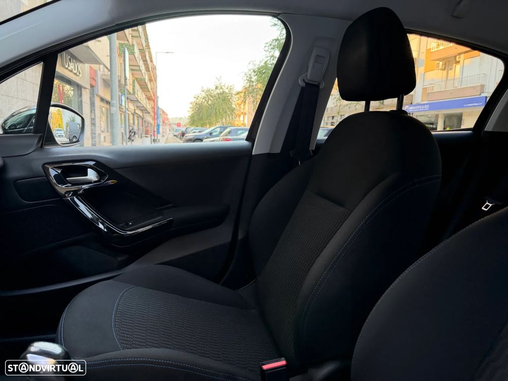 Peugeot 208 1.2 PureTech Signature - 25