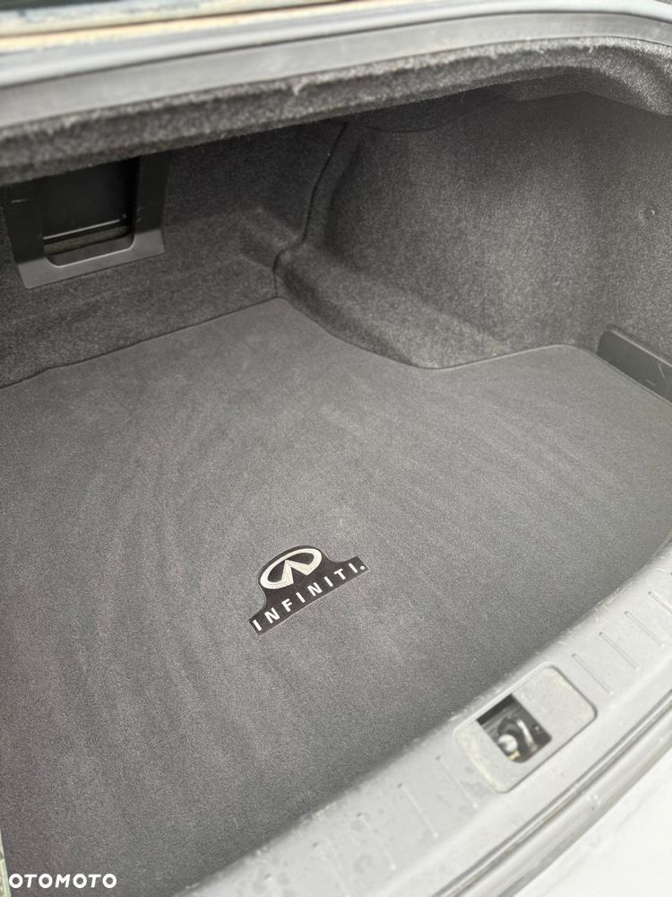 Infiniti Q70 - 29