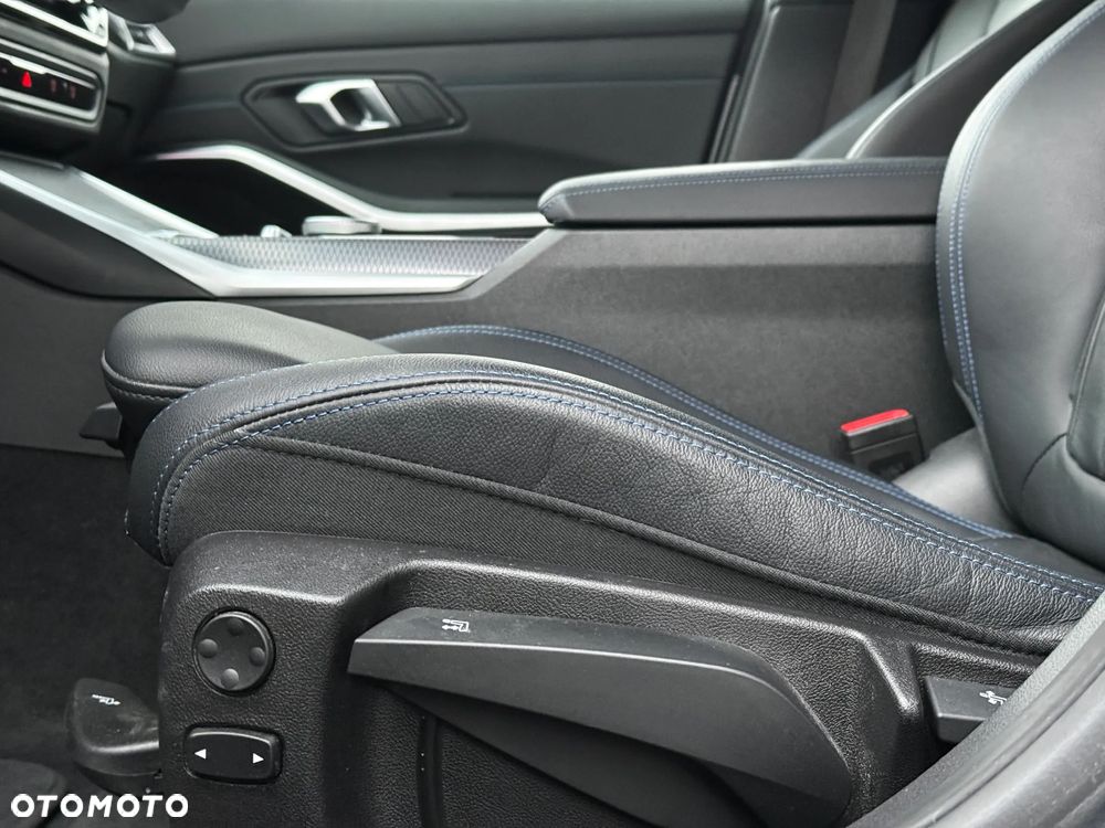 BMW Seria 3 330i xDrive M Sport - 27