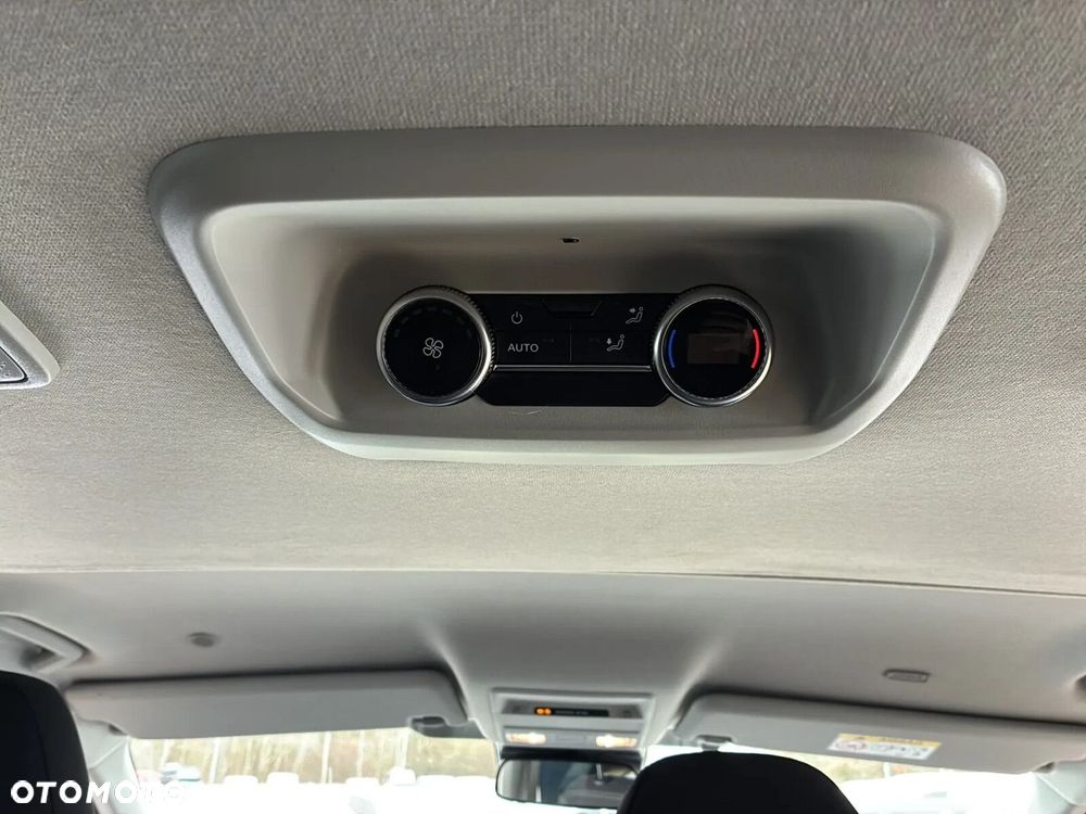 Volkswagen Caravelle - 36