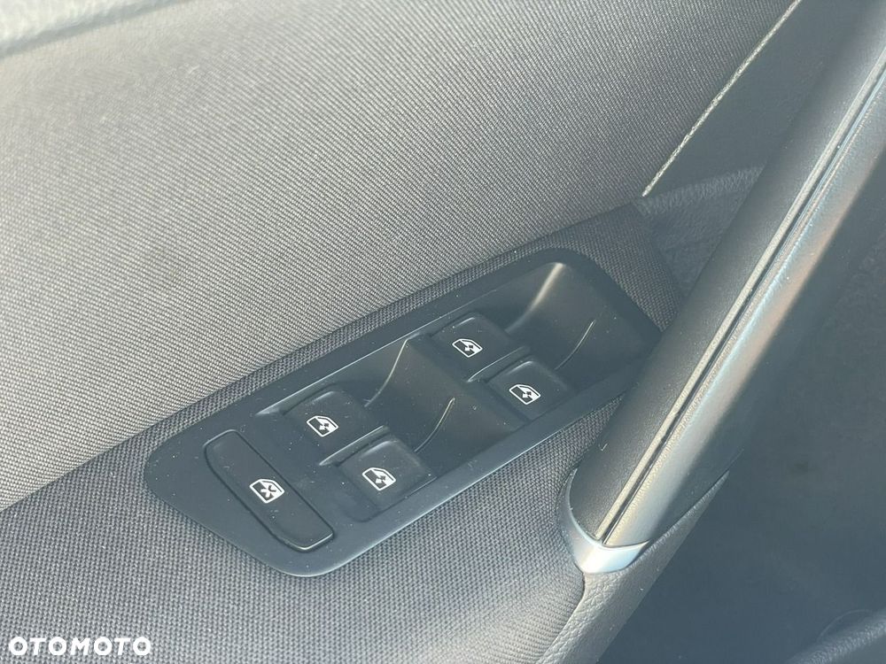 Volkswagen Golf 1.5 eTSI OPF DSG R-Line - 13