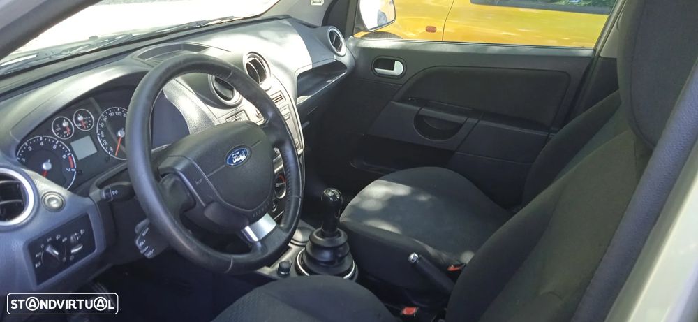 Ford Fiesta 1.25 Ghia - 9