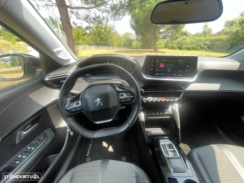 Peugeot e-208 50 kWh Allure Pack — fotografia 19