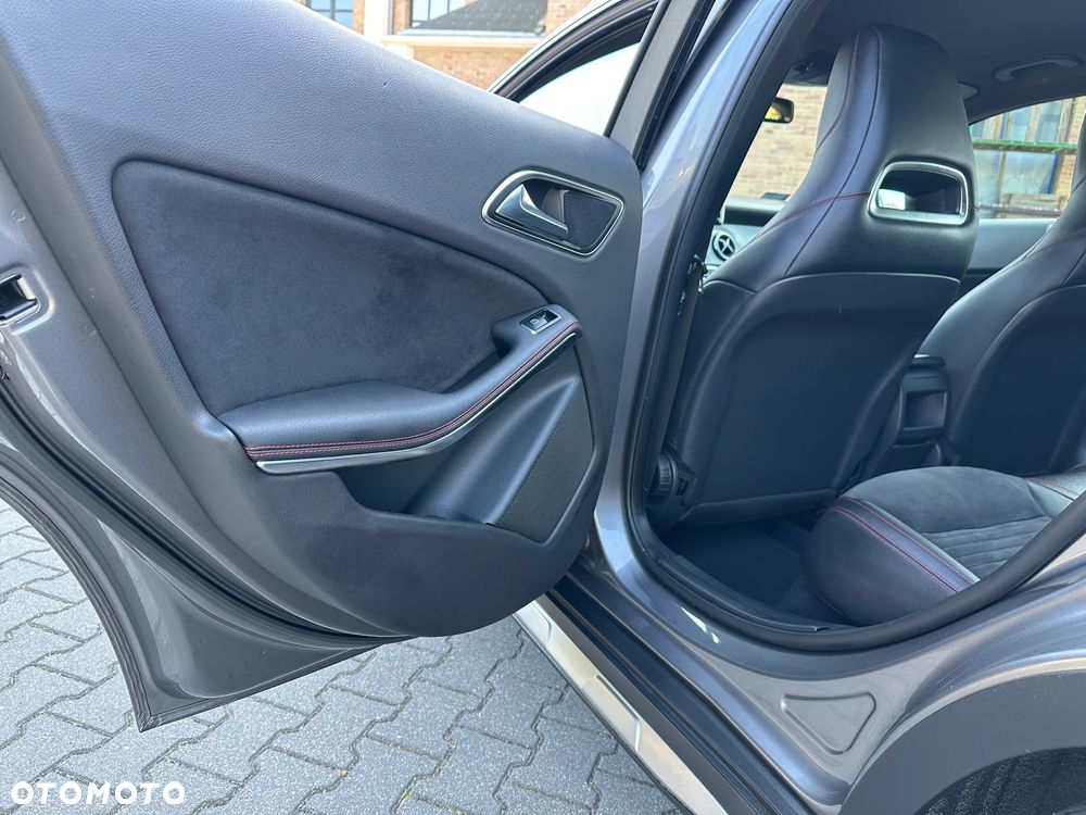 Mercedes-Benz GLA 250 7G-DCT - 33