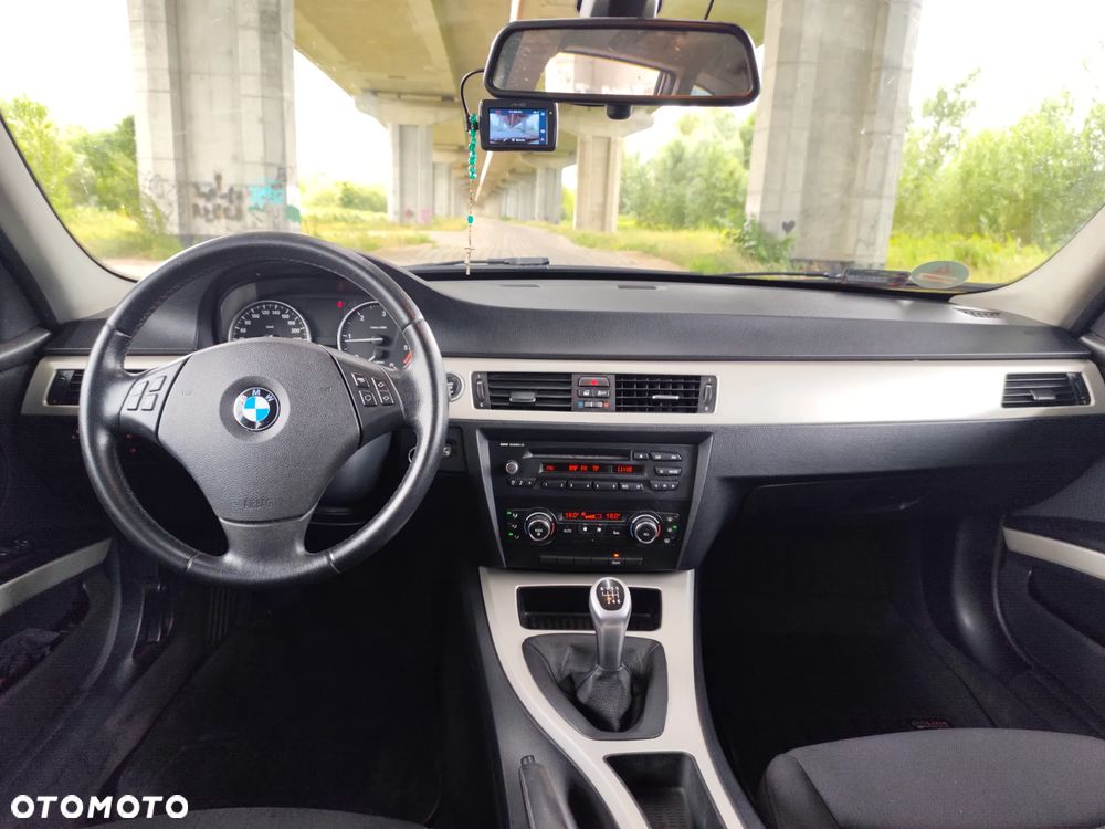 BMW Seria 3 318d - 11