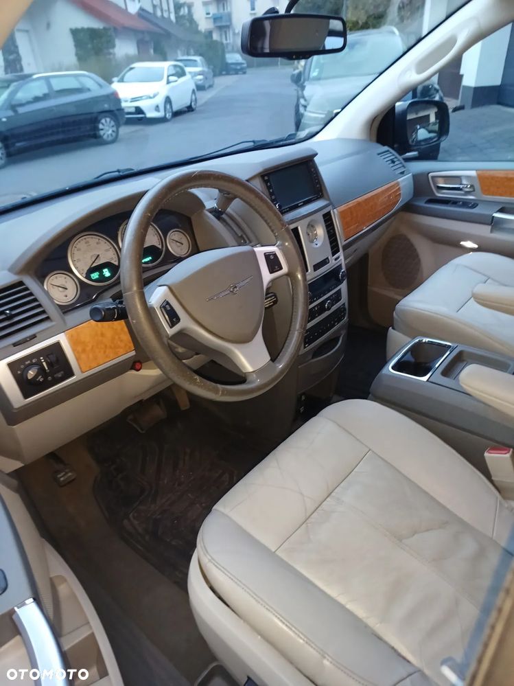 Chrysler Town & Country - 16