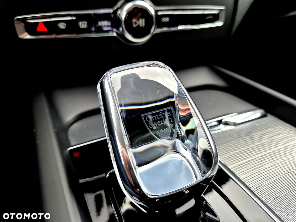 Volvo XC 60 T6 Plug-In Hybrid AWD Plus Black Edition - 11