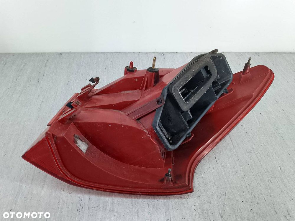 LAMPA TYLNA LEWA PEUGEOT 407 KOMBI - 4
