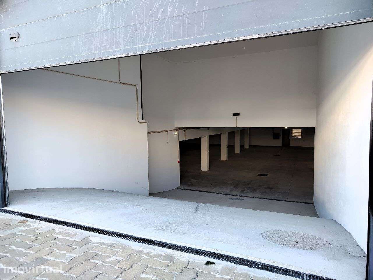 Armazém com 1596m2 em 2 pisos, Zona Industrial da Feiteira, Grijó - Grande imagem: 3/7