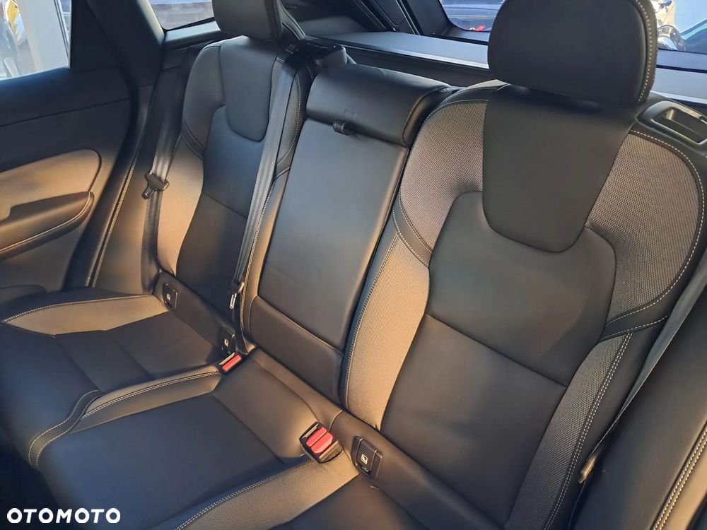 Volvo XC 60 T6 Plug-In Hybrid AWD Ultra Black Edition - 14