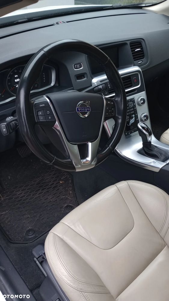 Volvo S60 T5 Drive-E Dynamic Edition (Kinetic) - 6