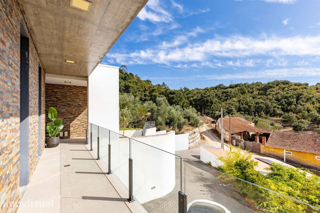 Moradia T3 de Arquitetura Contemporânea em Golfeiros, Batalha - Grande imagem: 3/60