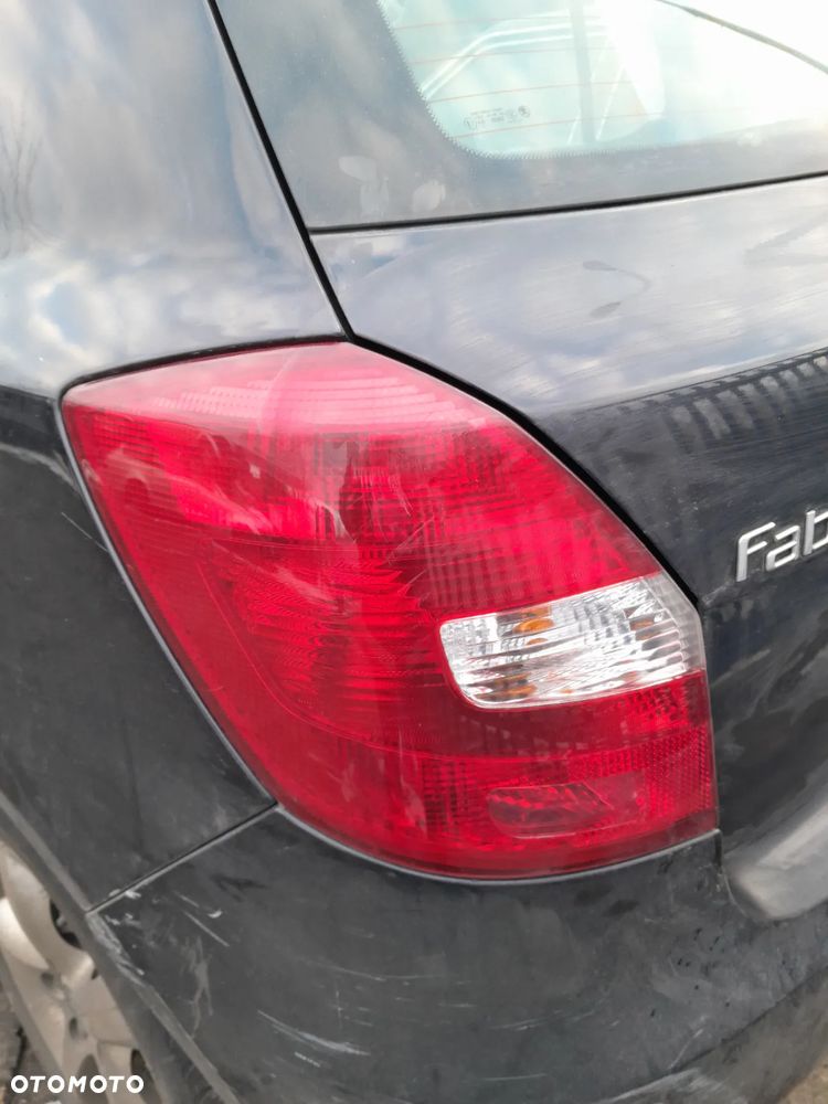 Lampa tylna lewa SKODA Fabia II HB 5D - 2