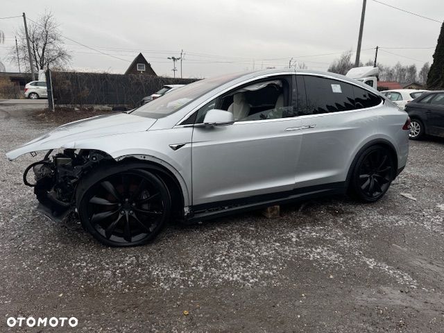 Tesla Model X - 13
