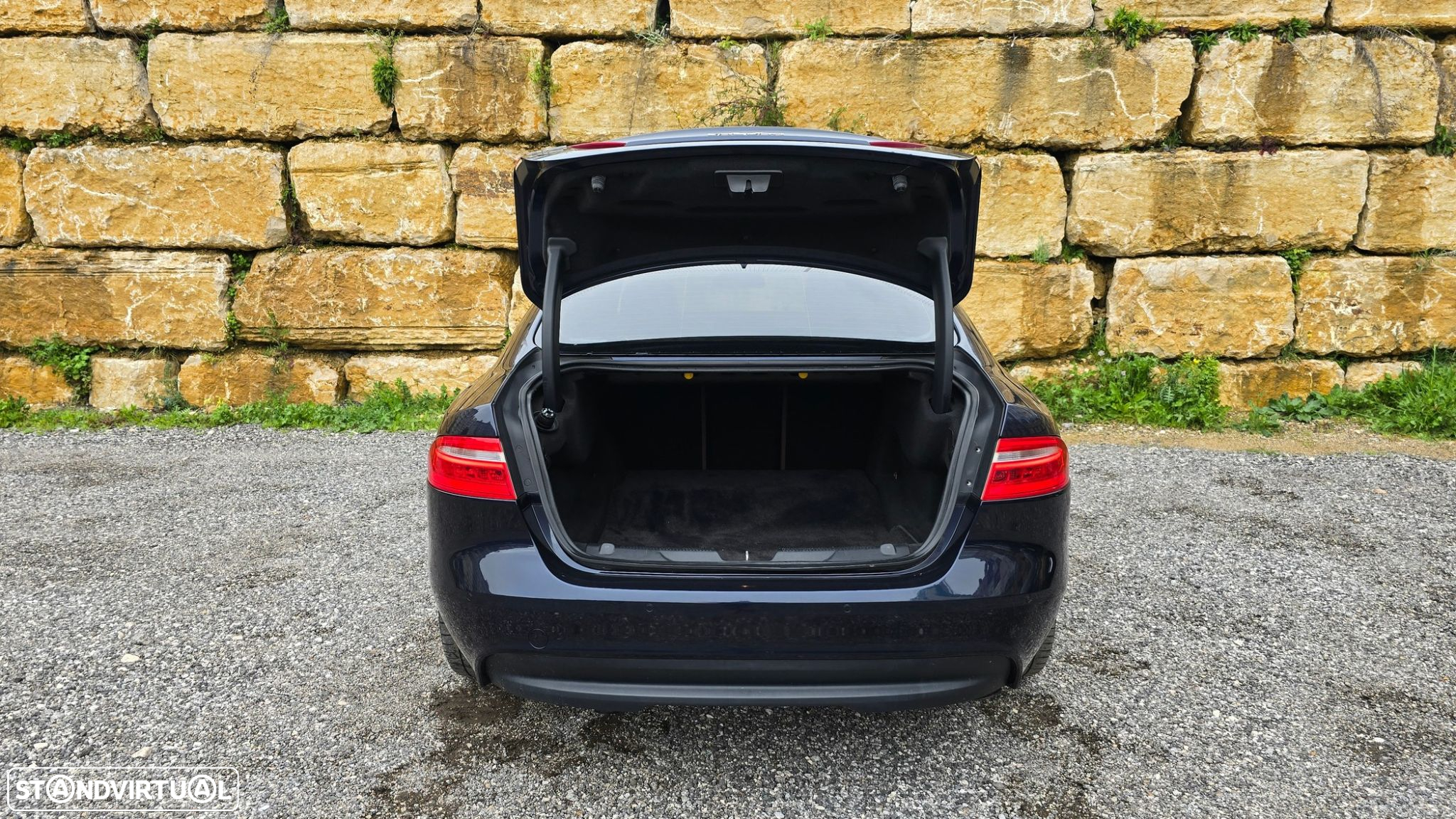 Jaguar XE 2.0 D Prestige - 38