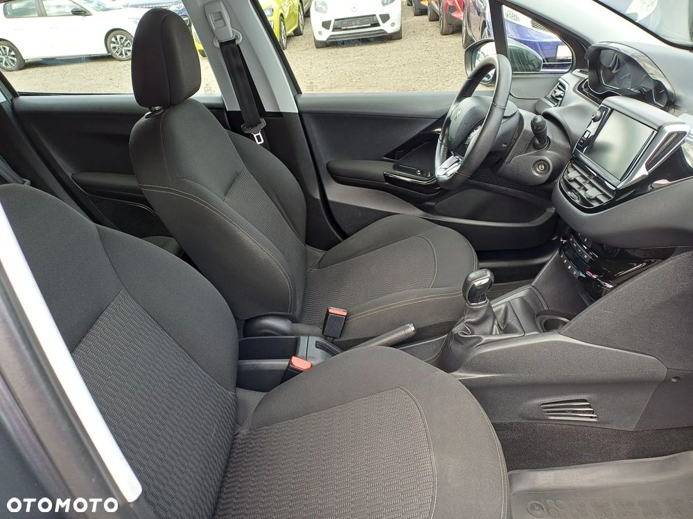 Peugeot 208 PureTech 82 Stop & Start Signature - 11