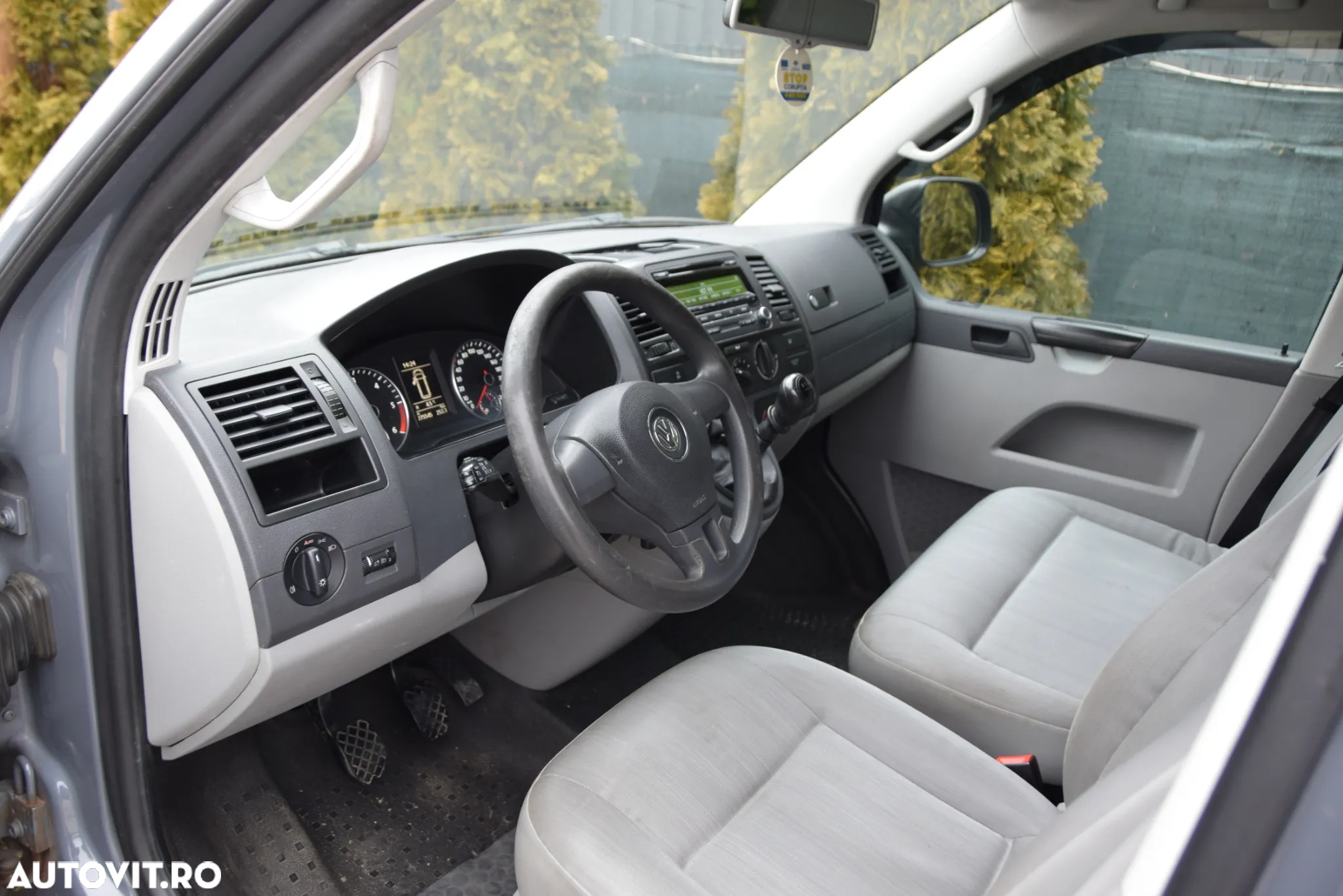 Volkswagen Caravelle - 10