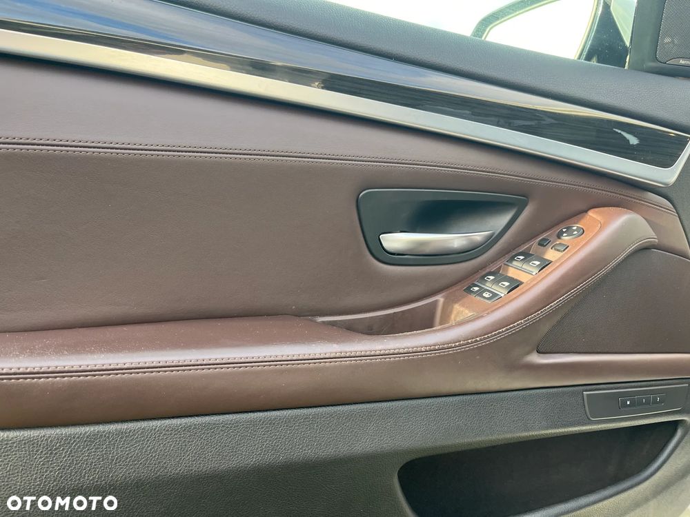 BMW Seria 5 550i xDrive - 27