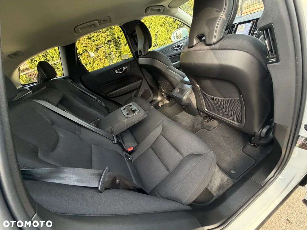 Volvo XC 60 B4 B Momentum Pro - 33